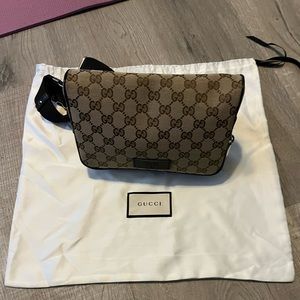 Gucci belt bag clean no rips or tears